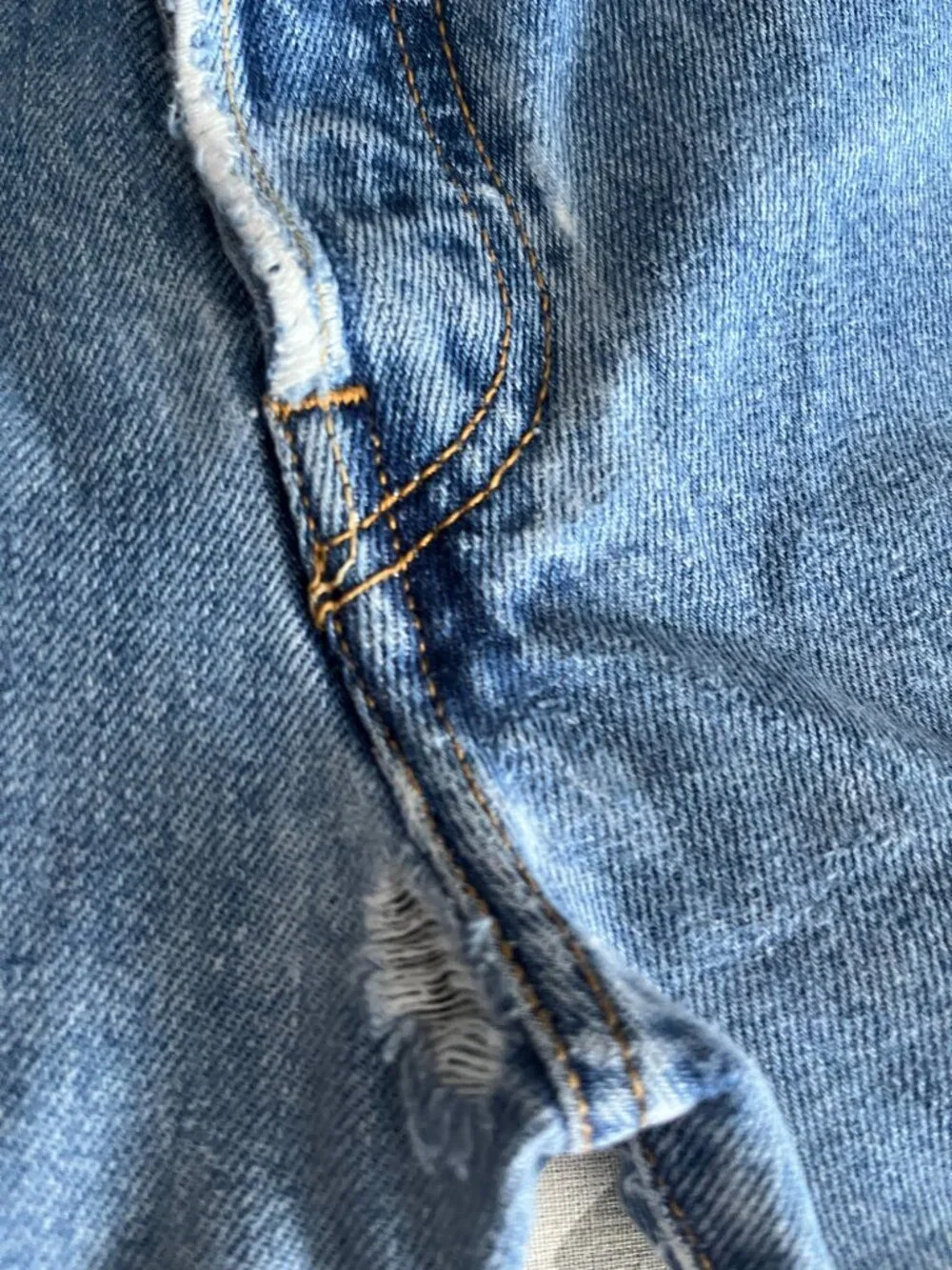 VTG Levi's 501 31x32 Medium Wash Broken in Blank Red Tag 2005